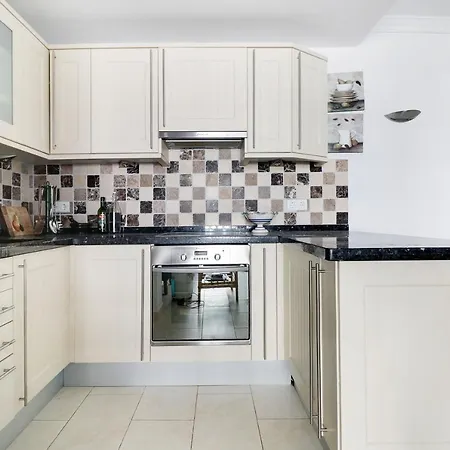 2 Bedroom Calle Carabeo, Free Wi-fi Apartment *